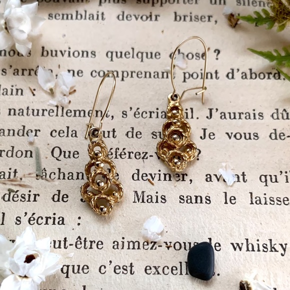50's BAROQUE SCALLOPED ROPE LATTICE DANGLE EARRINGS - Picture 1 of 10